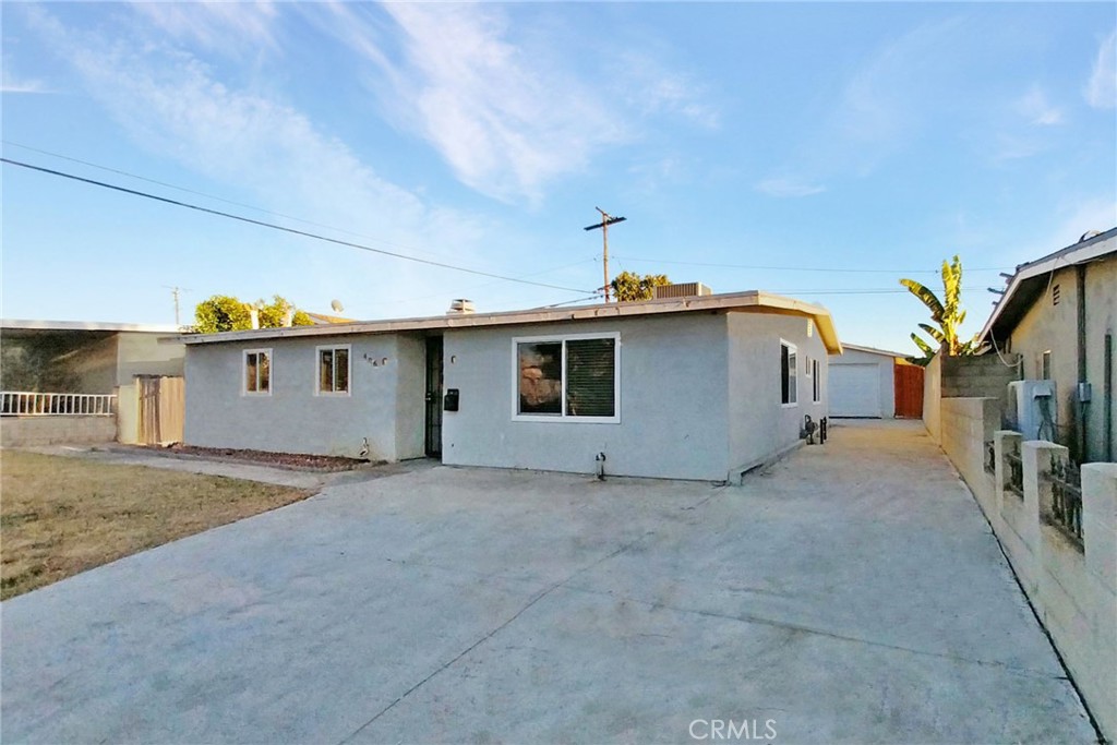 a view of a house with a backyard