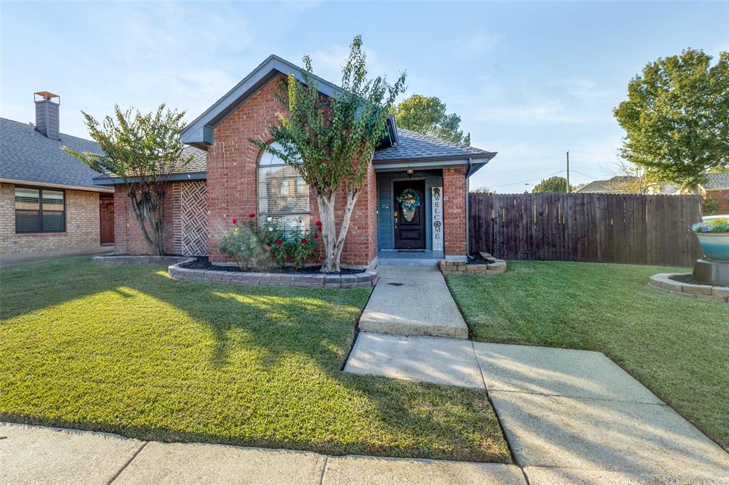 a front view of house with yard