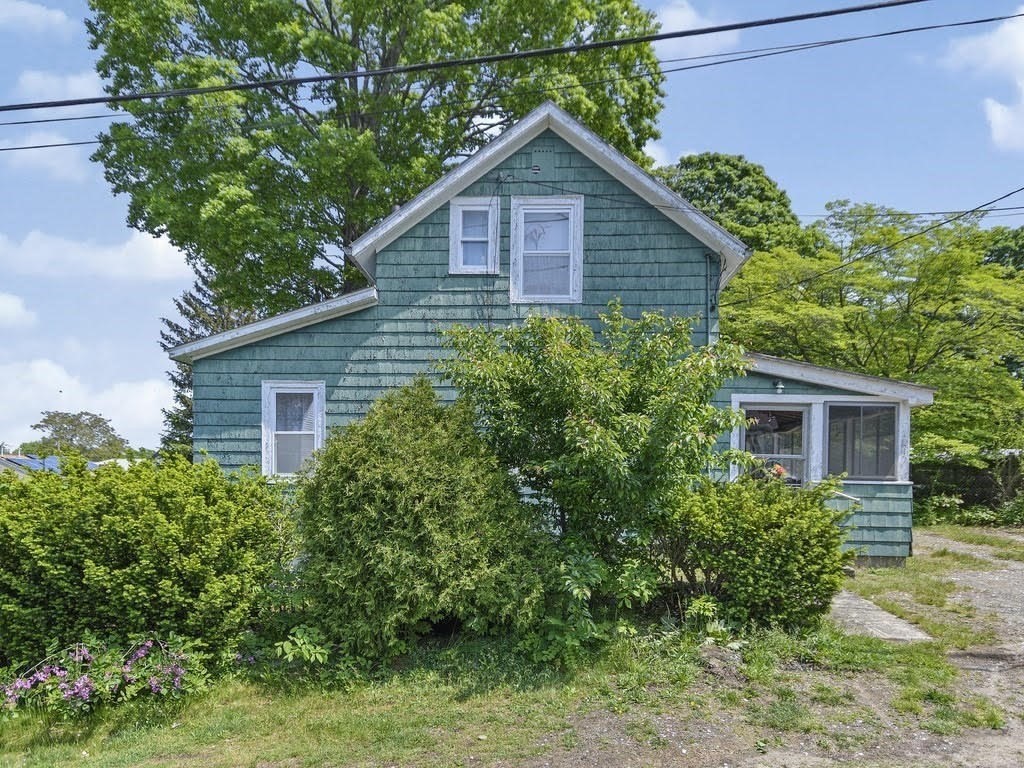 a view of a house with a yard