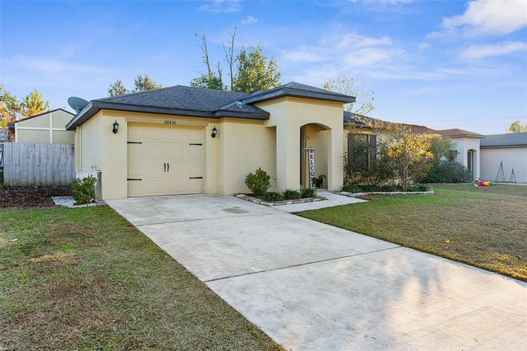 a view of a house with a yard