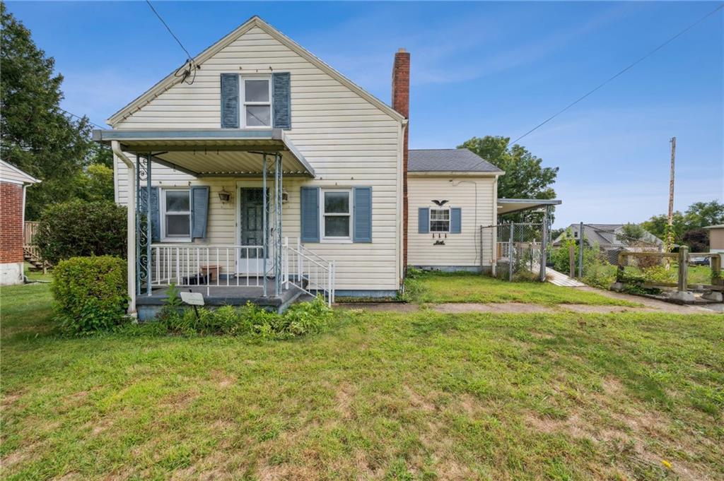 a view of a house with backyard and garden