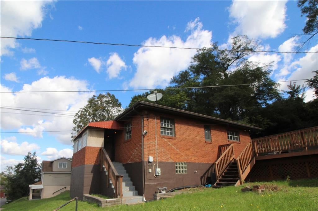 a view of a house with a yard