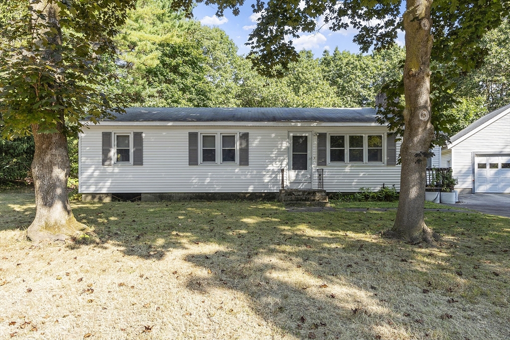 a view of a house with a yard