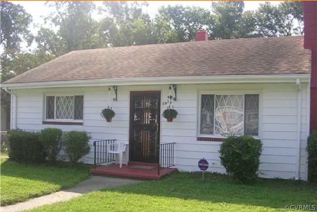 a view of a house with a yard