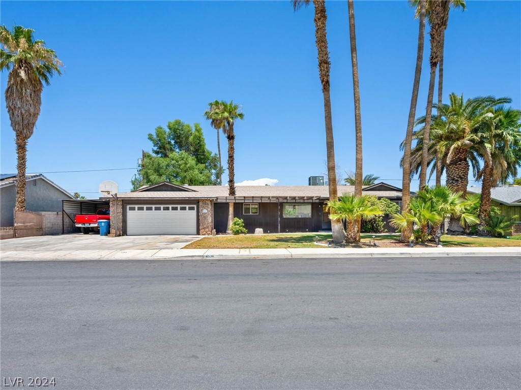 Beautiful Curb Appeal! With Lots of Parking / RV /