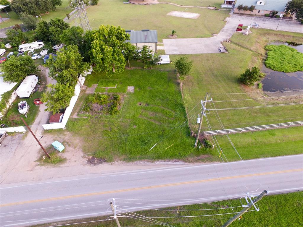 an aerial view of a yard