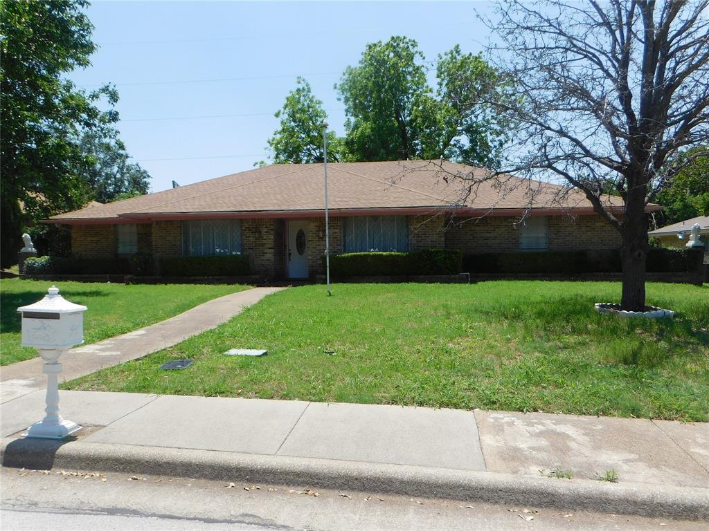 a view of front of house with a garden