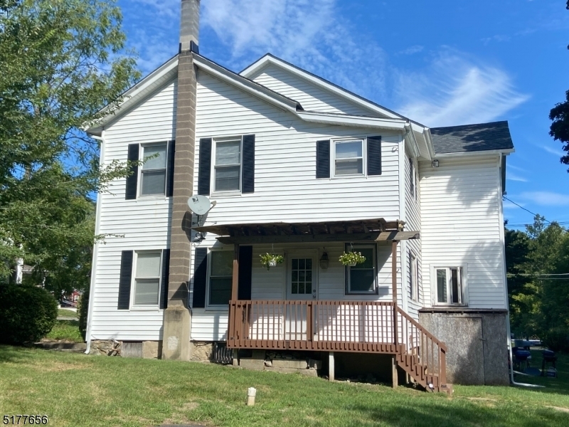 a view of house with a yard