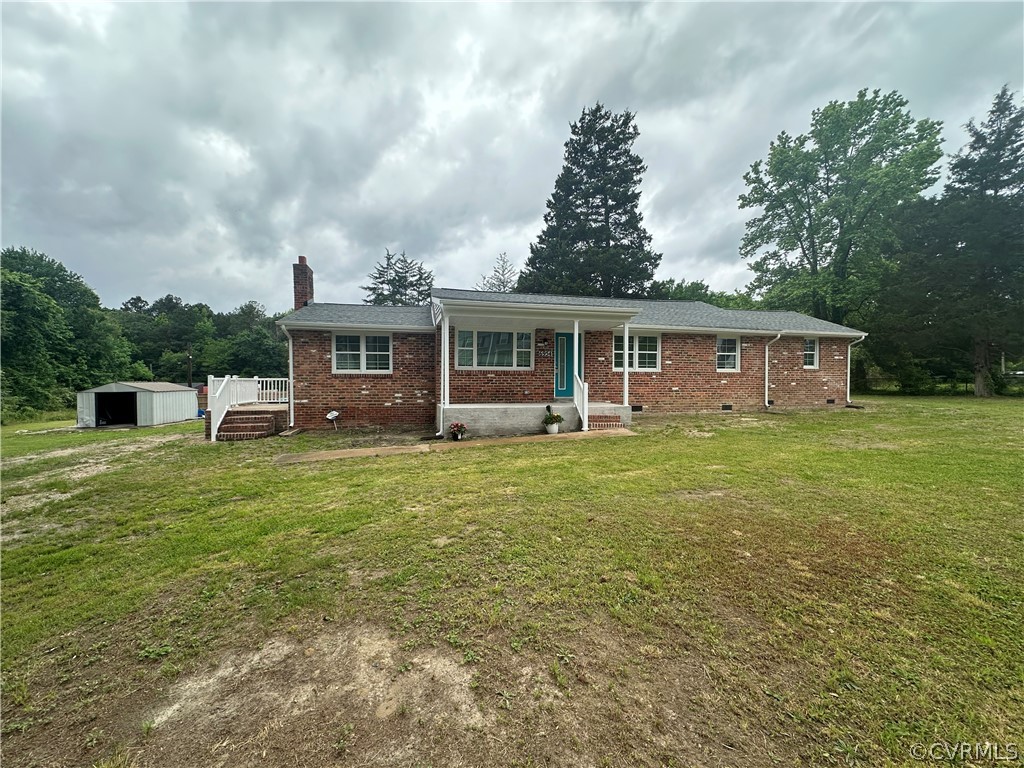 a view of a house with a backyard