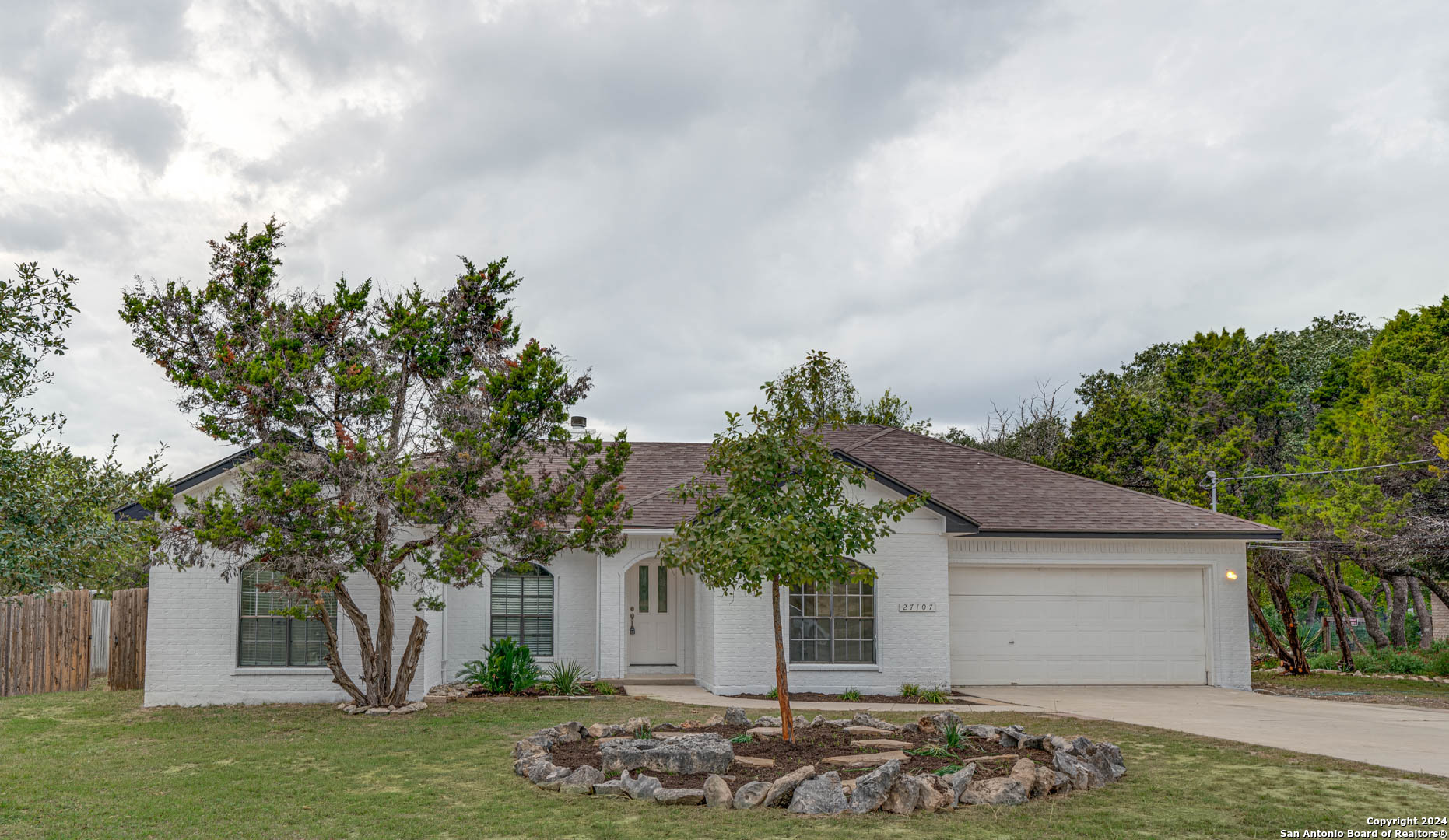 a front view of house with yard