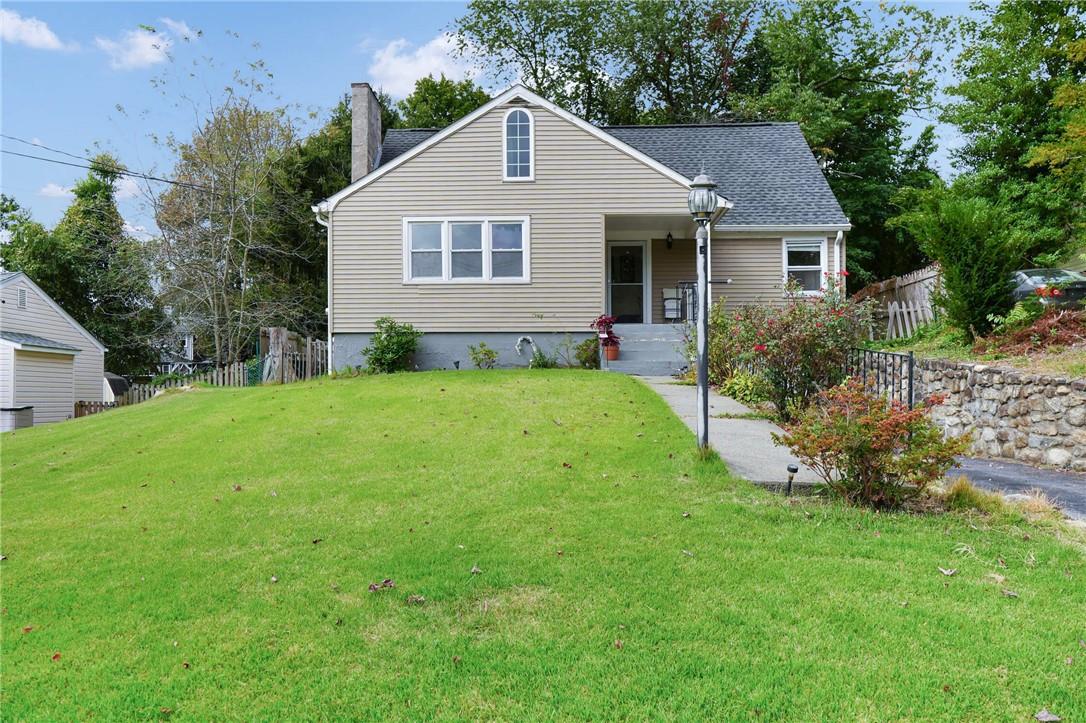 View of front facade featuring a front lawn