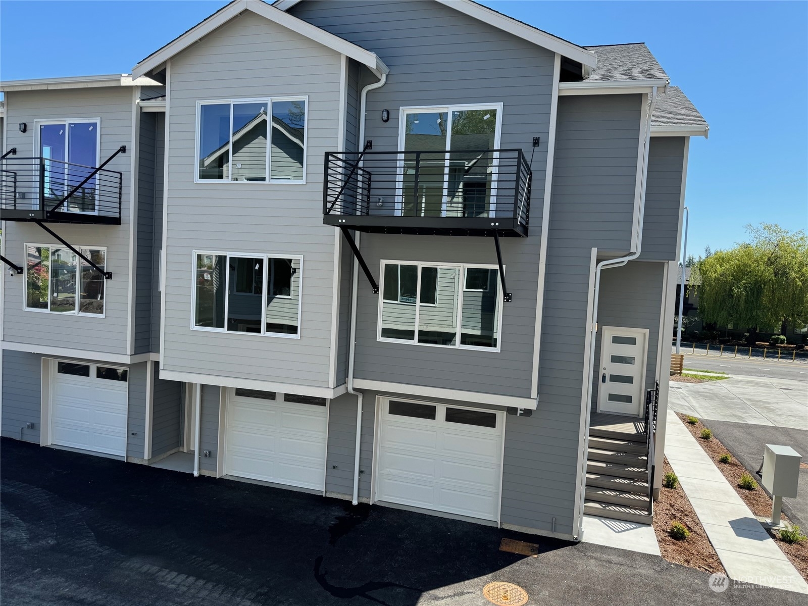 a view of a house with more windows and entryway