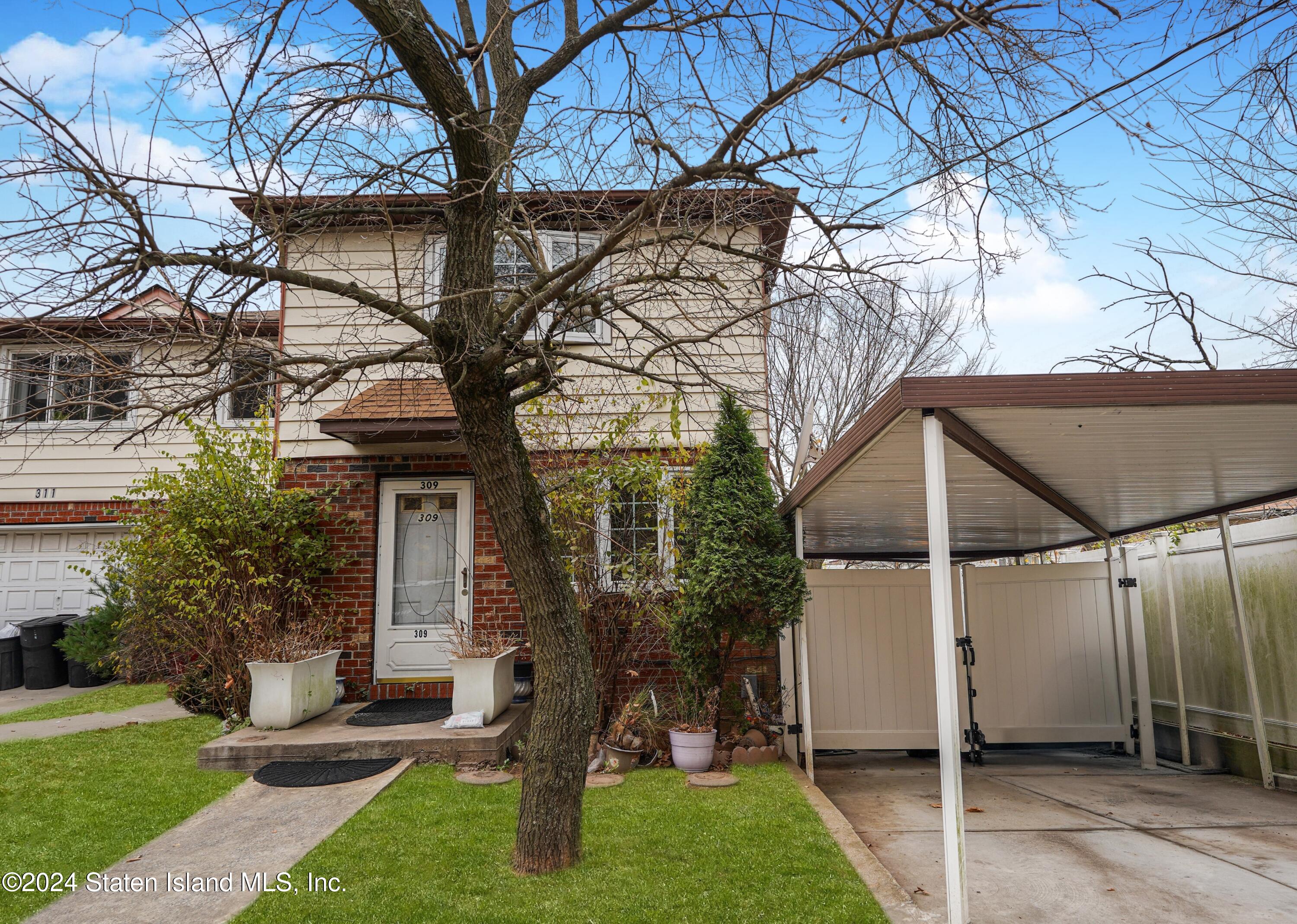 a view of a house with a yard