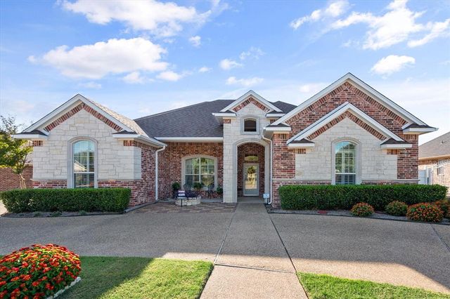 $489,000 | 808 Amherst Drive | Waxahachie