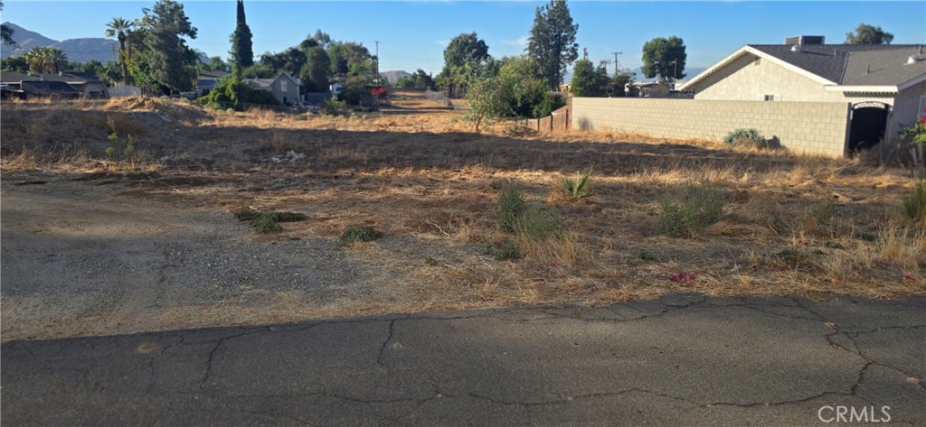 a view of a yard with a house