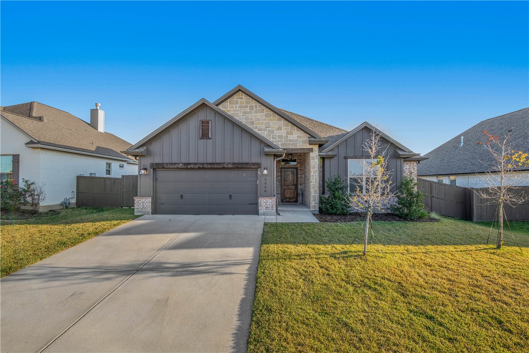 View of front facade featuring a front yard and a