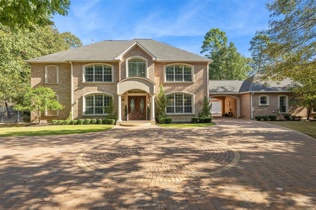 Your spectacular ESTATE HOME is nestled amongst the trees with a sprawling MOTOR COURT