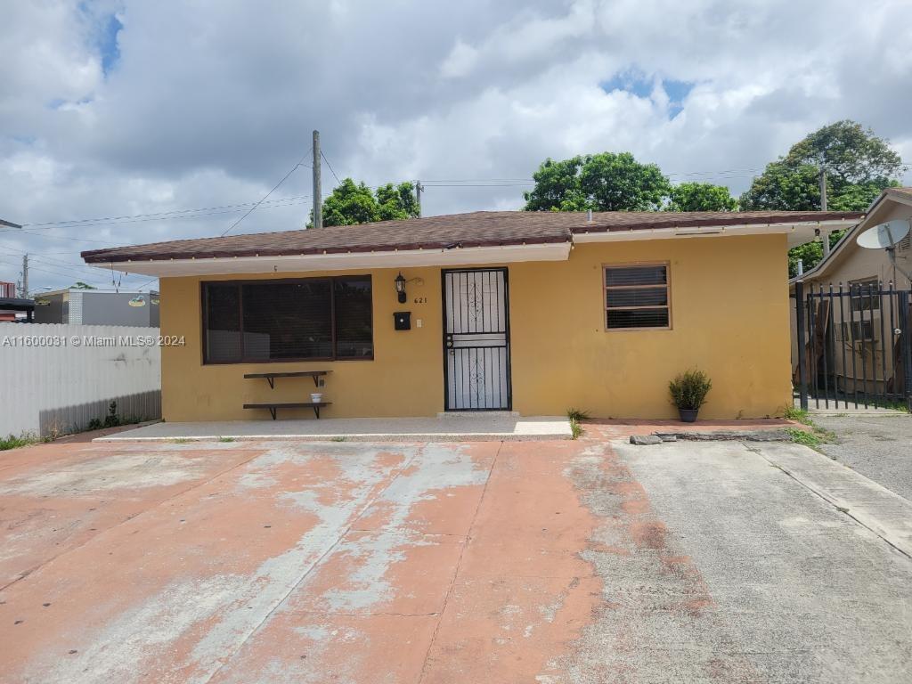 a view of a house with backyard and a area