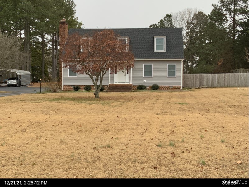 a view of a yard with a house