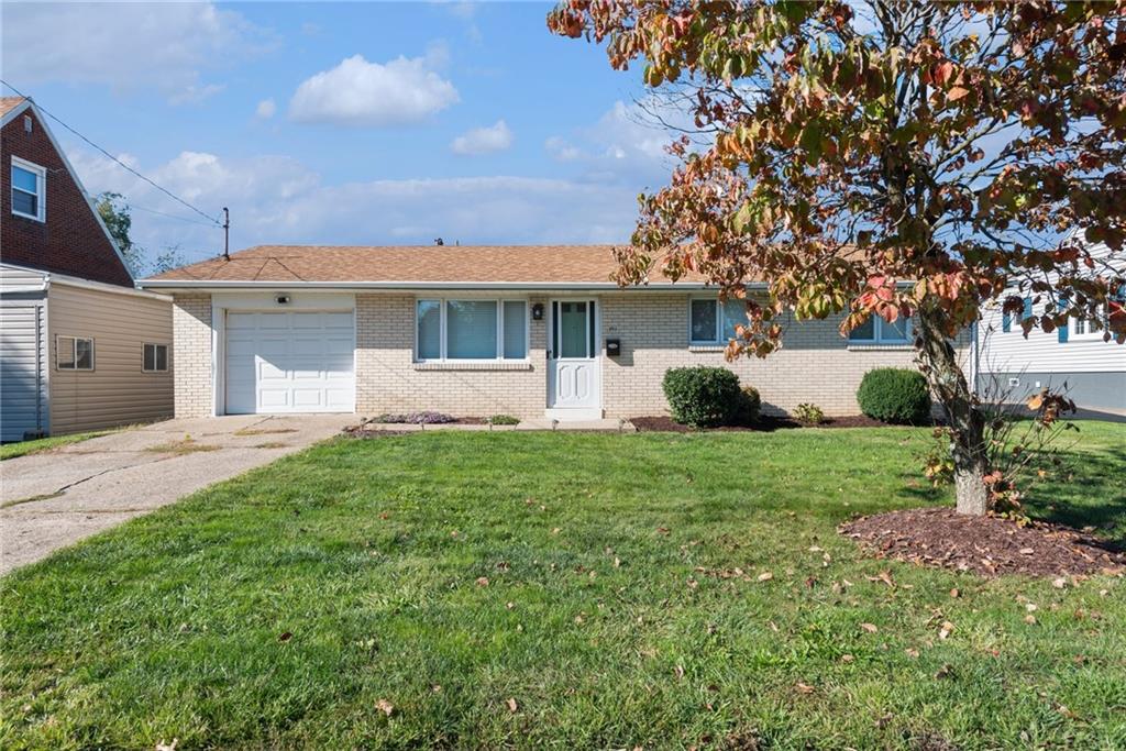 a view of a house with backyard