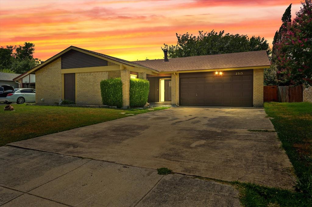 a view of a house with backyard and garden