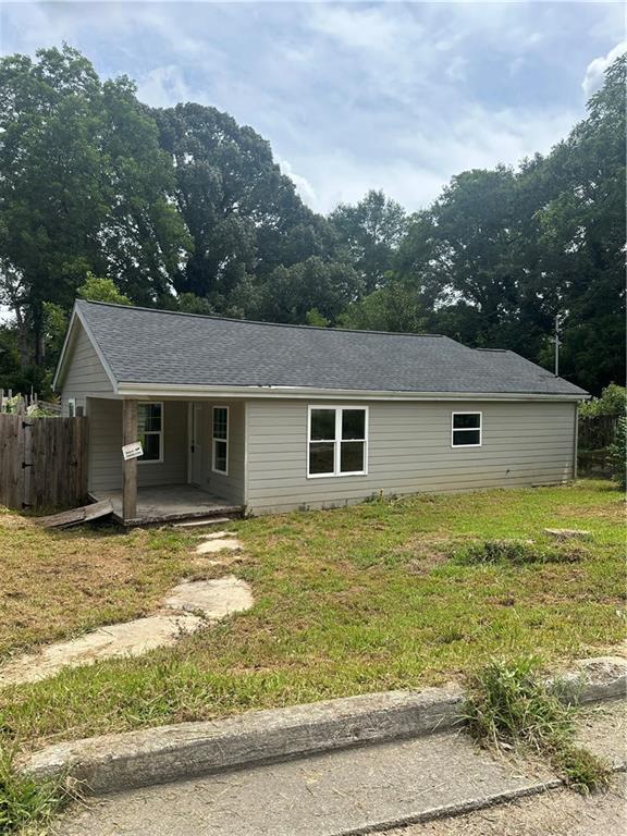 a view of a house with a yard