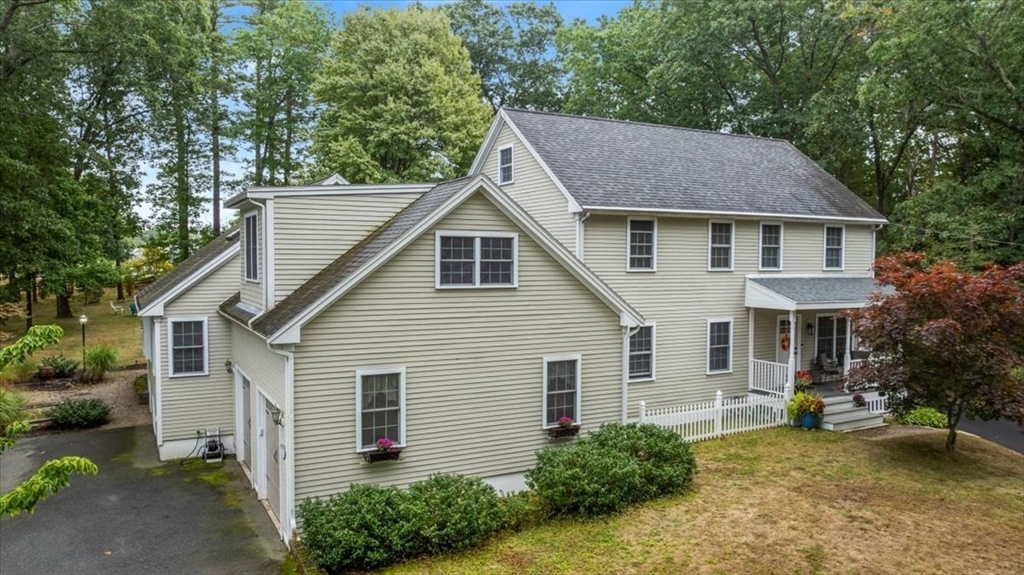 a view of a yard in front of house