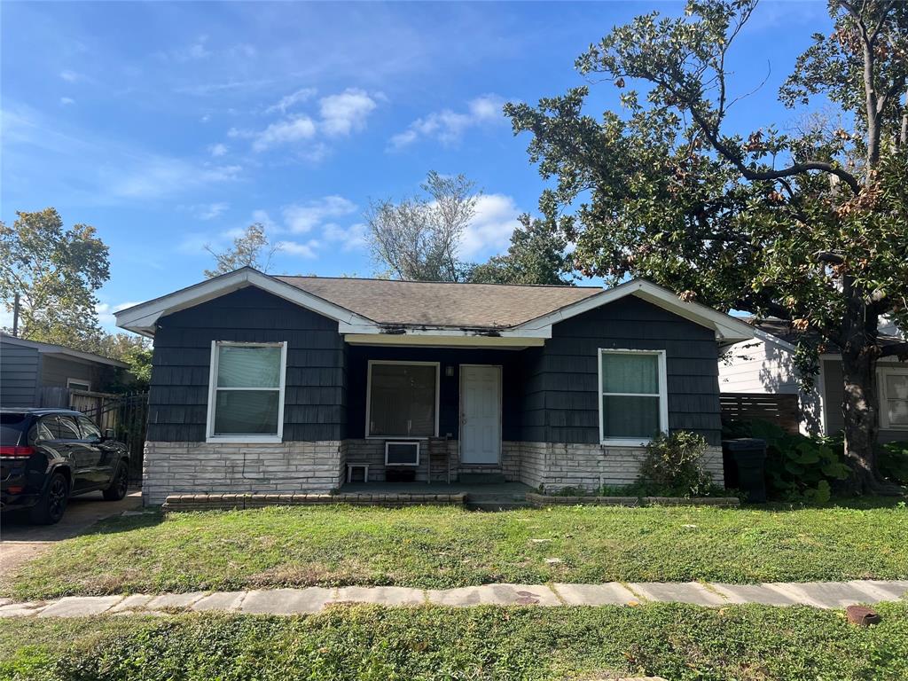 Single story 2 bed, 1 bath on 5000sf lot, built in 1936. No special minimum lot size - to be confirmed by City of Houston's Planning and Development Department.