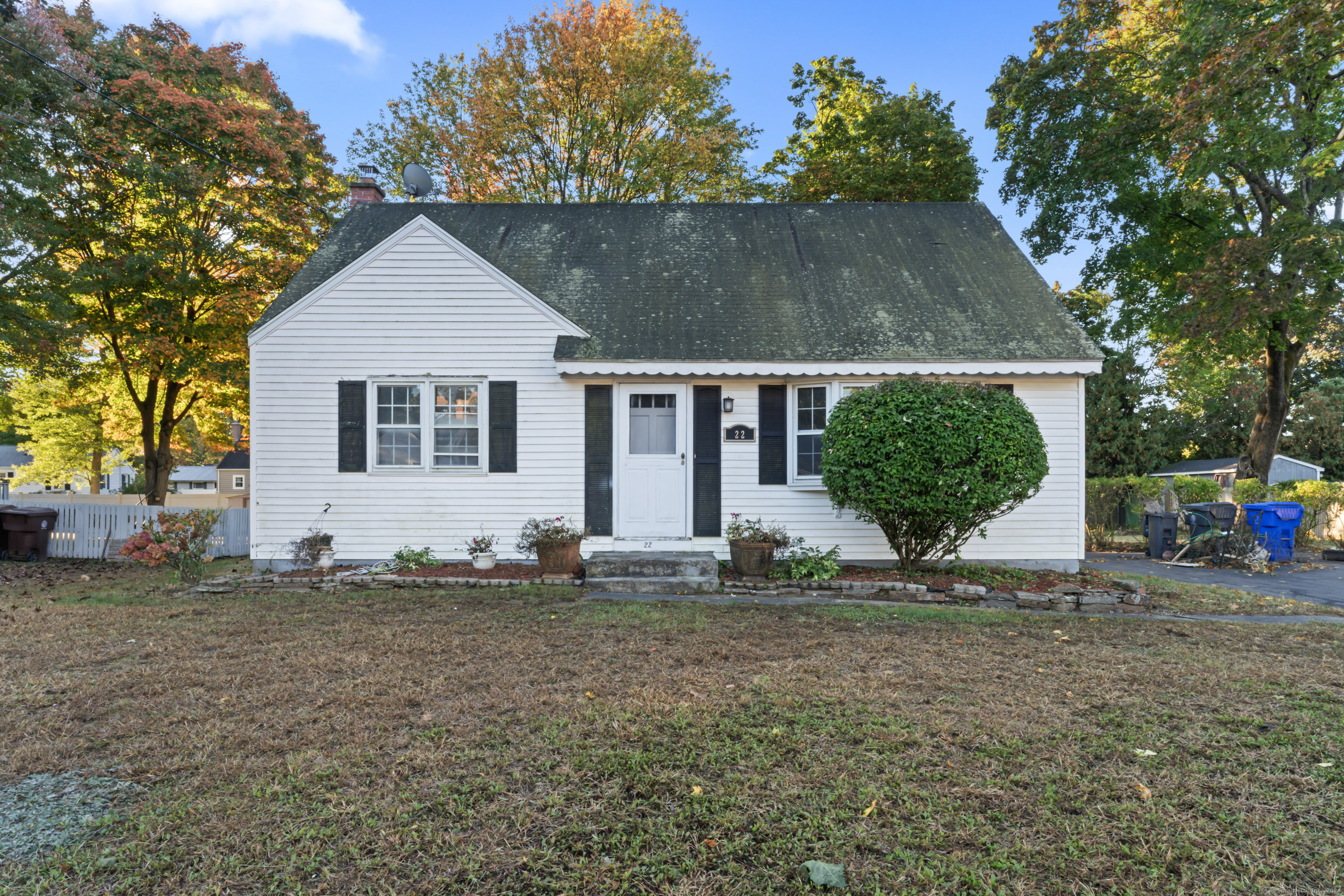 a view of a house with a yard