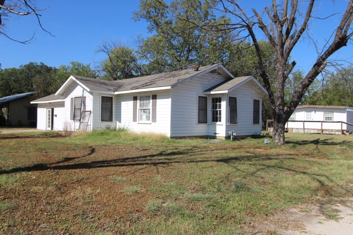 a view of a house with a yard