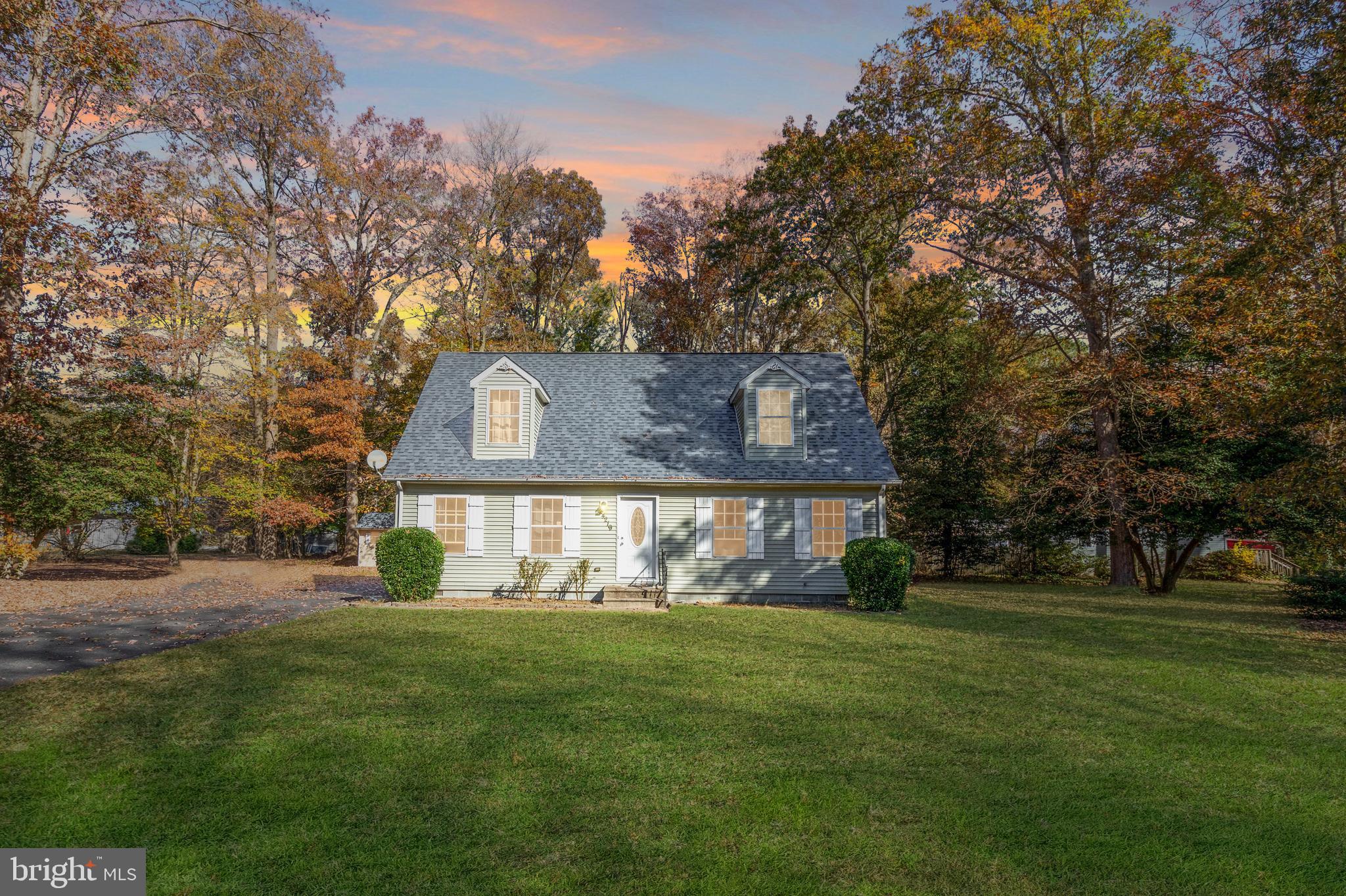 a view of house with front yard