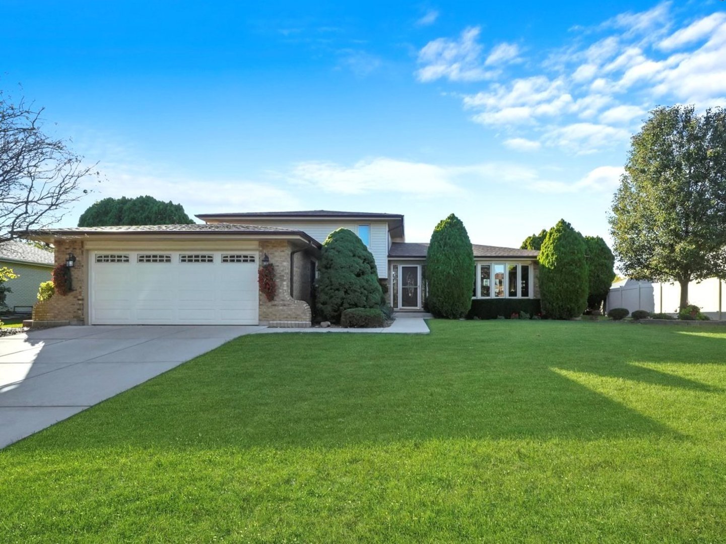 a view of a house with backyard