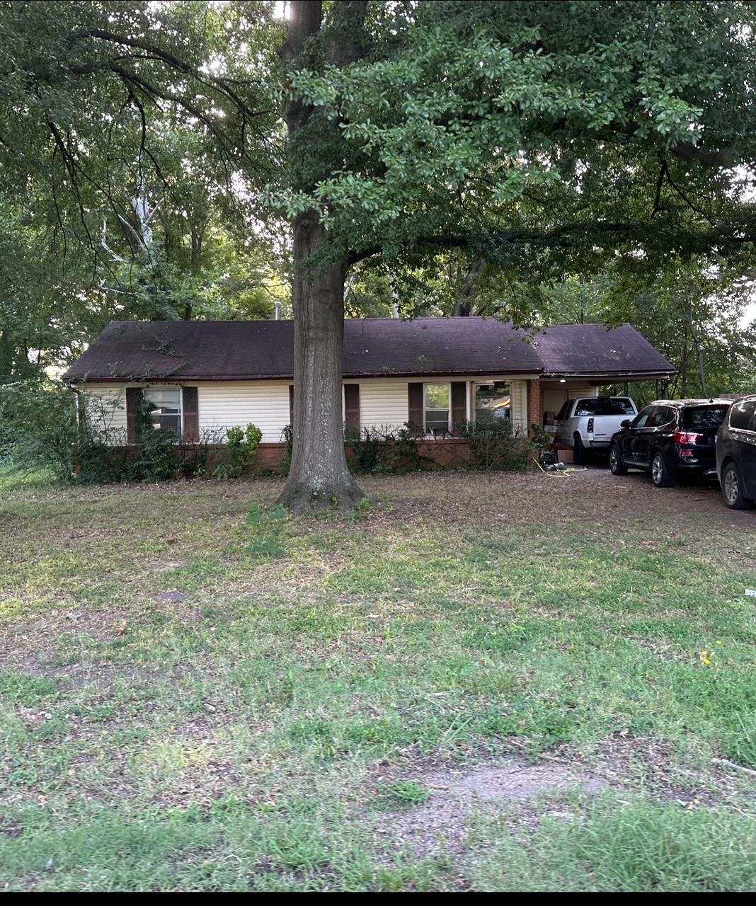 a view of a house with a yard