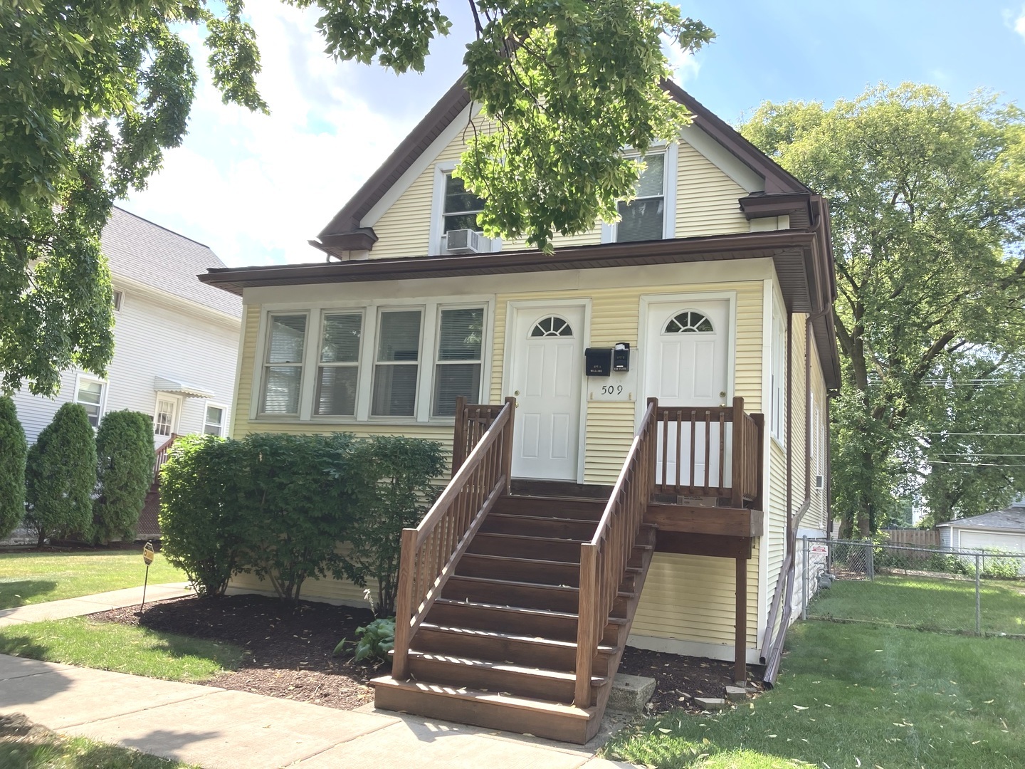 a view of a house with a yard