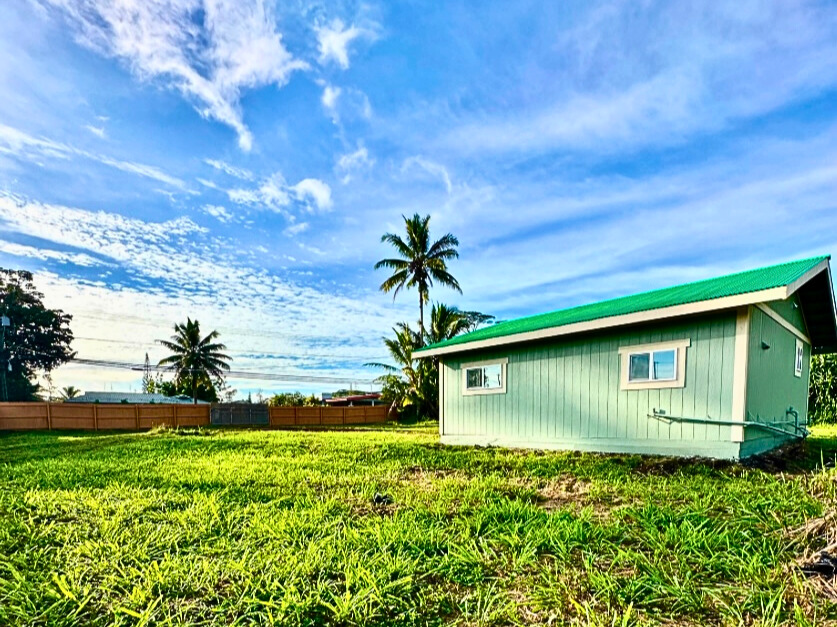 a view of a backyard