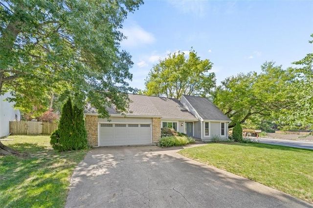 $369,000 | 1240 South Lindenwood Drive | Olathe