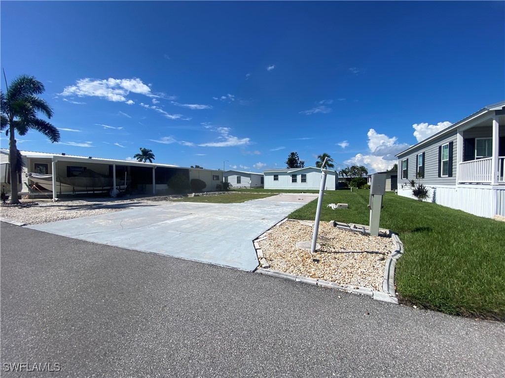 a view of a house with a yard