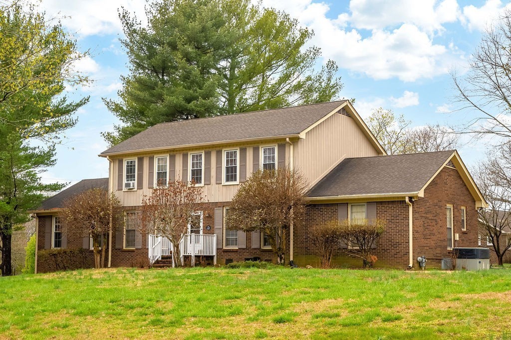 a view of a yard in front of a house