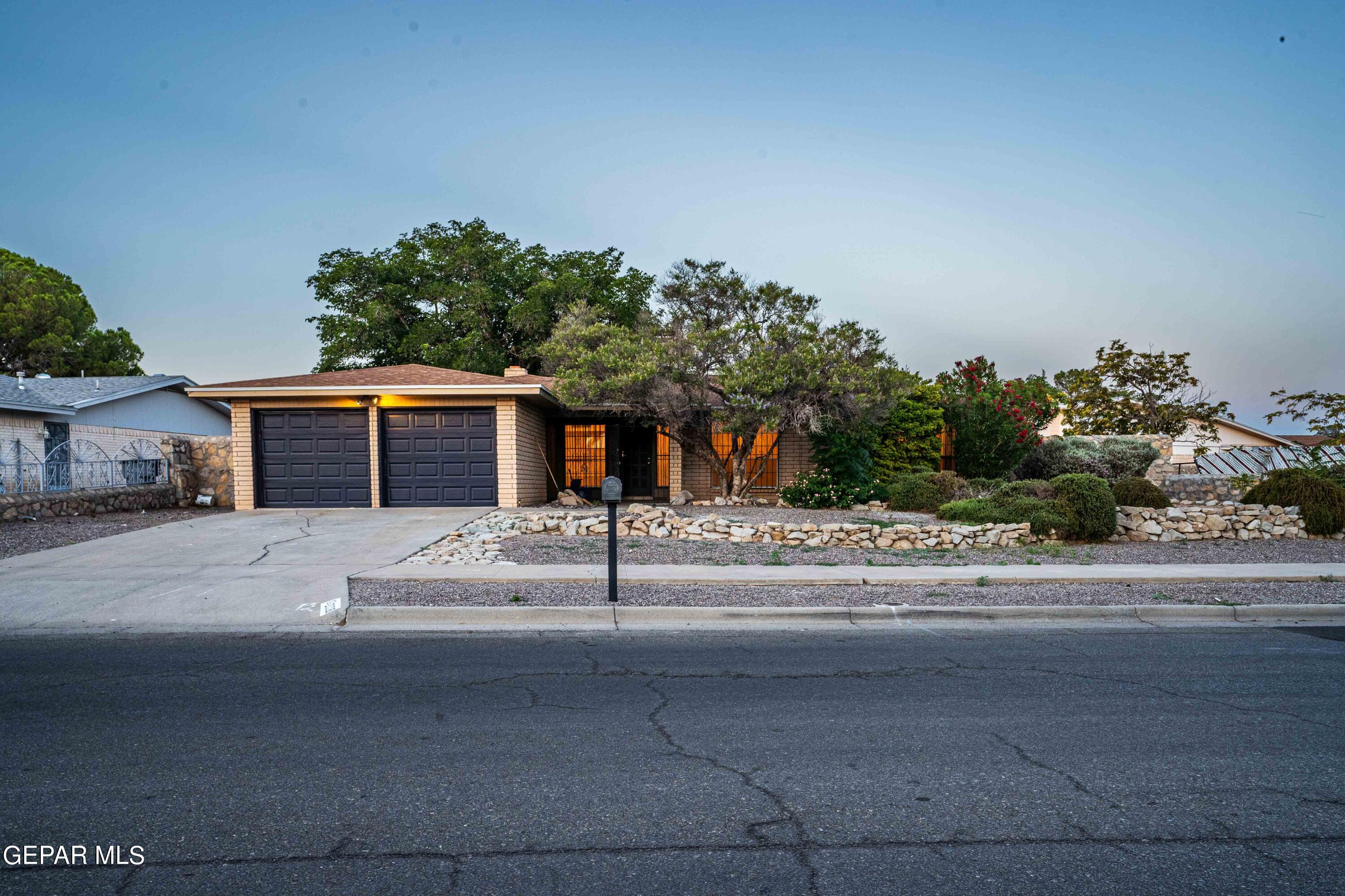 an outdoor view with a house