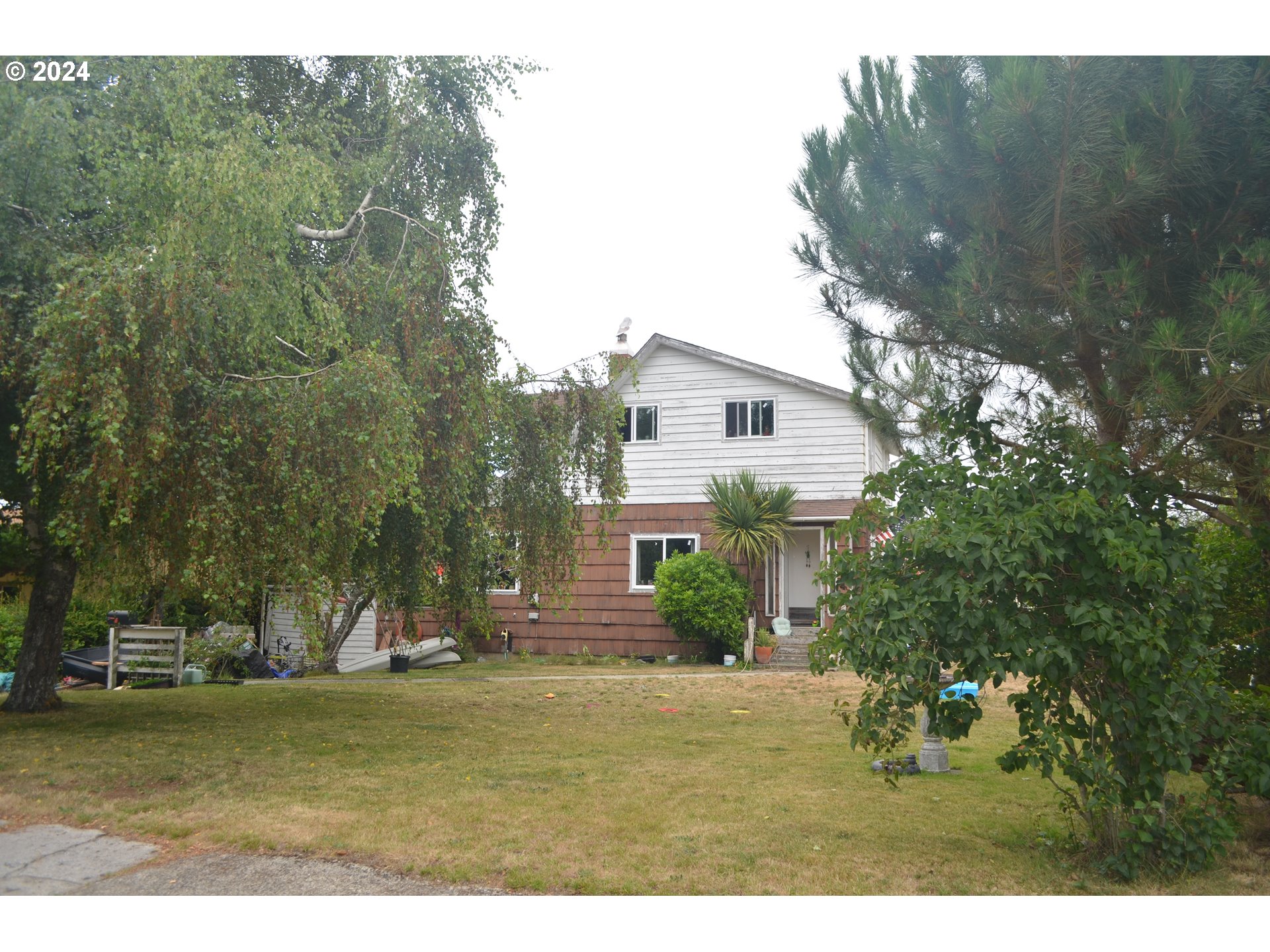 a view of a house with a yard