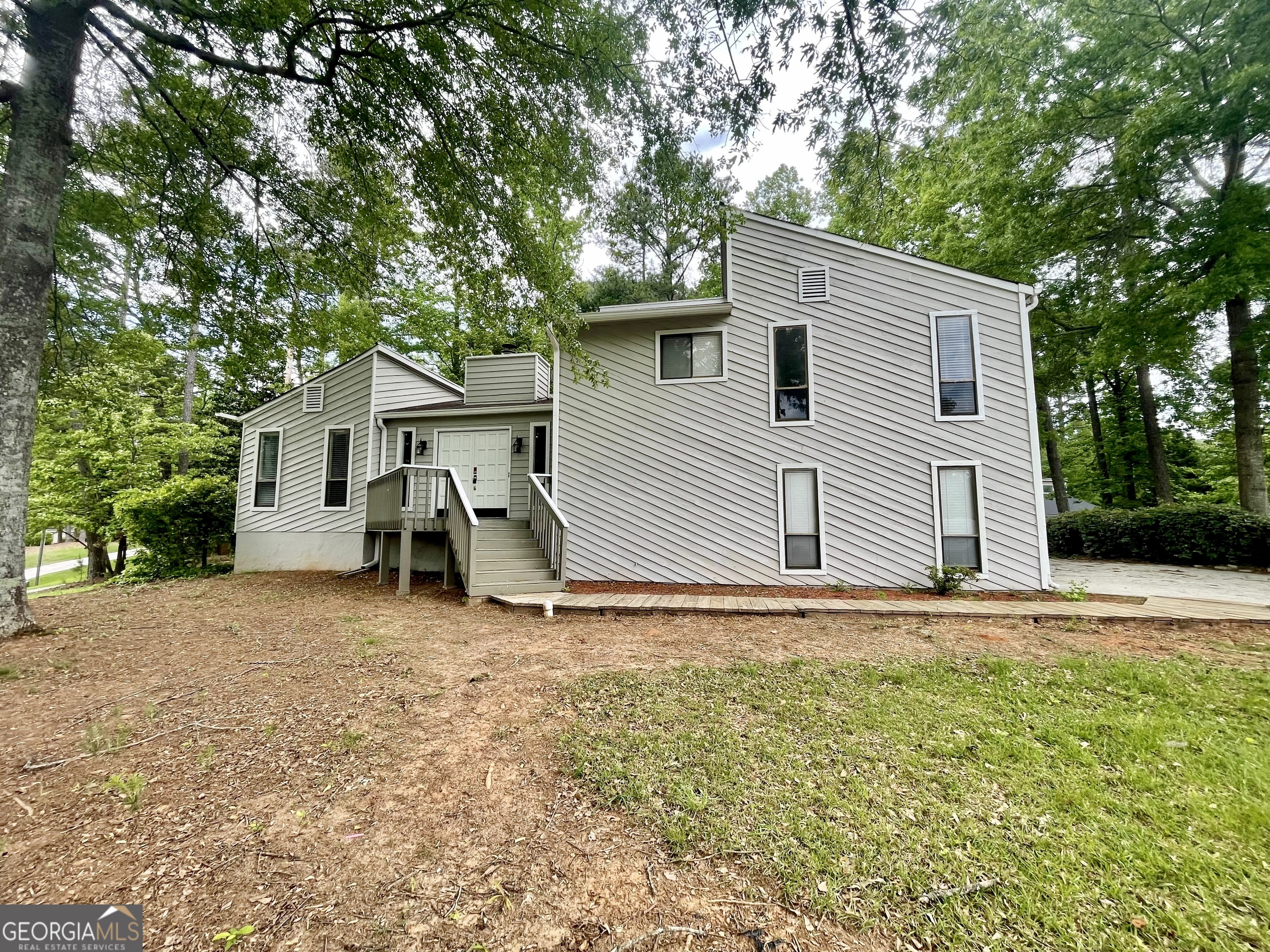 a view of a house with a yard