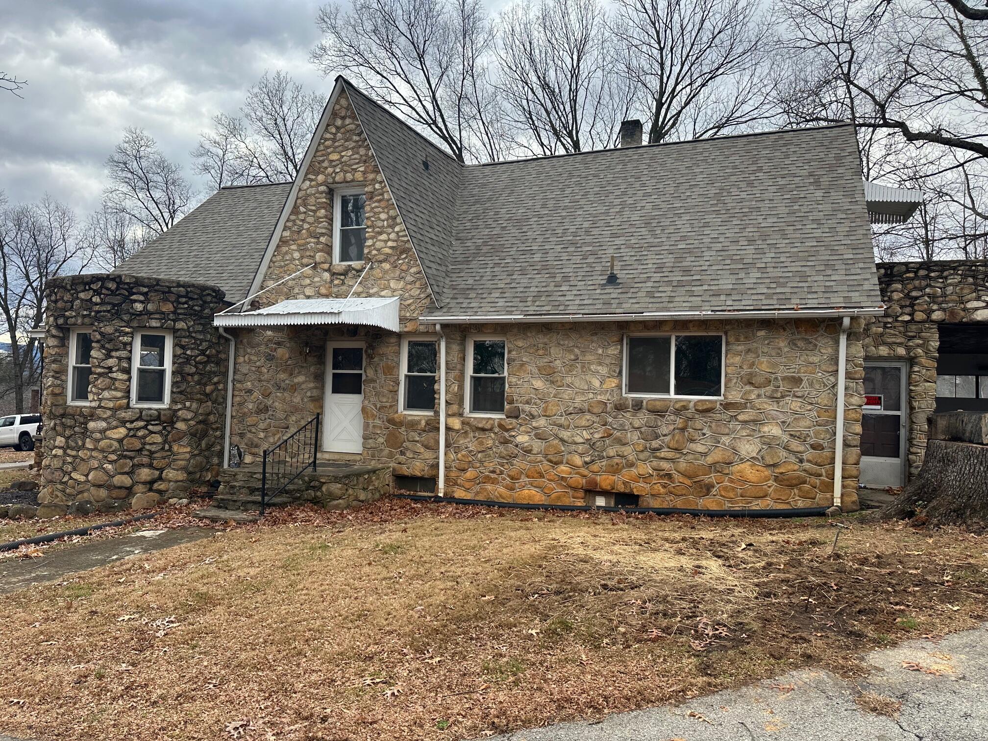 a view of a house with a yard