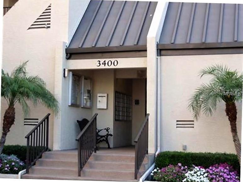 a view of entryway front of house