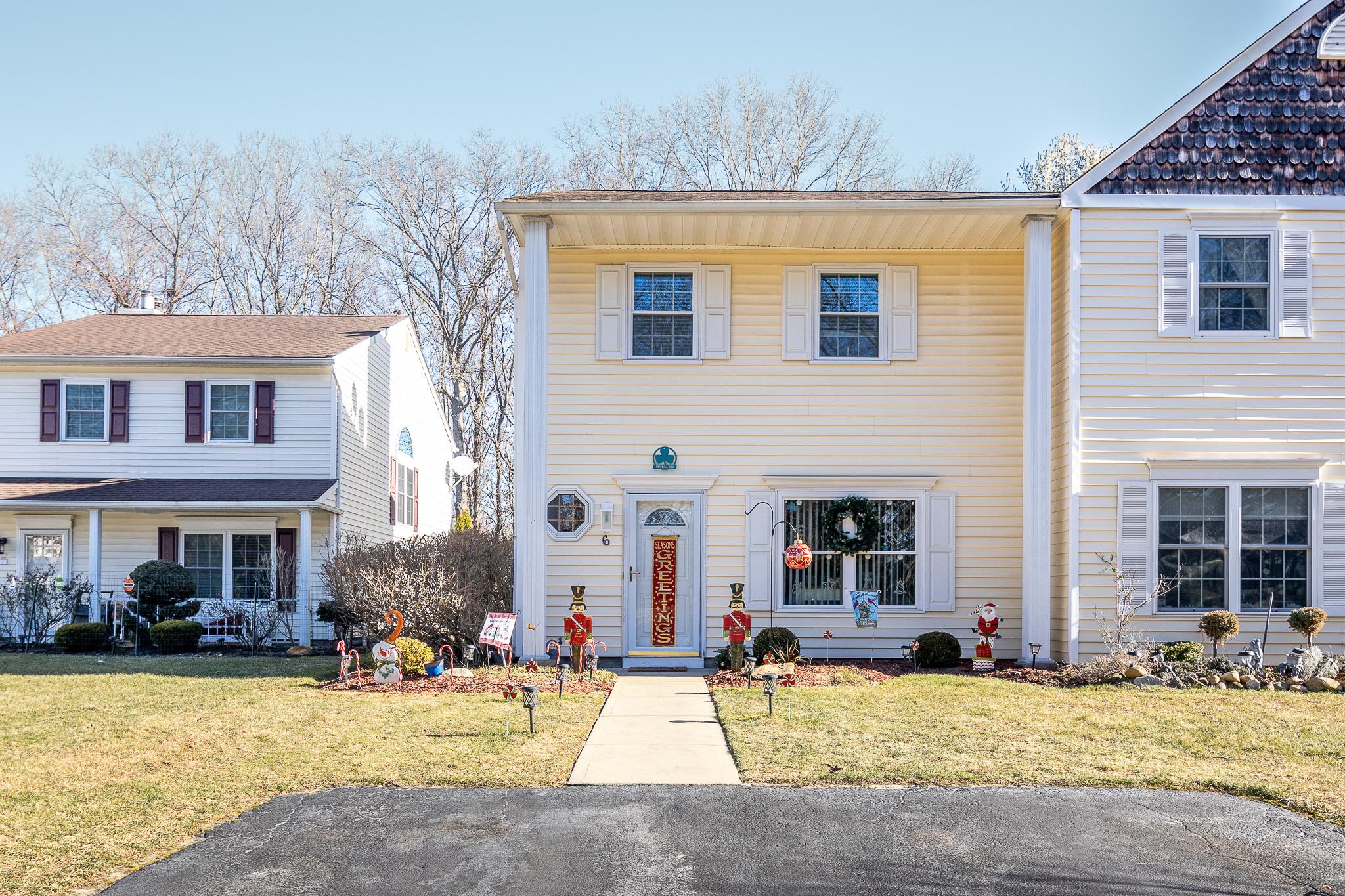 Front of property featuring a front lawn