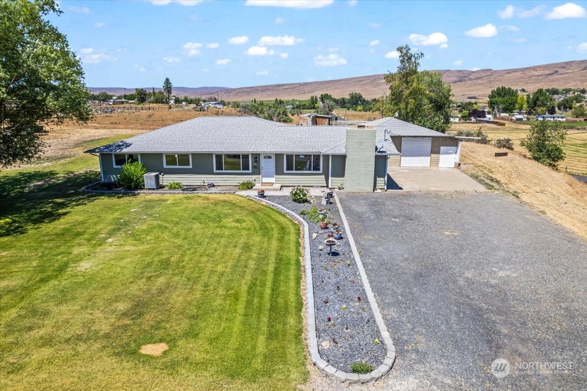 a view of a house with a yard