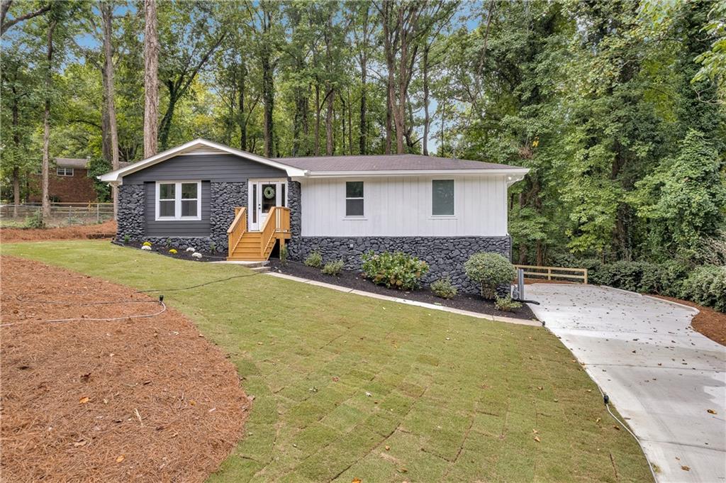 a view of a house with a yard