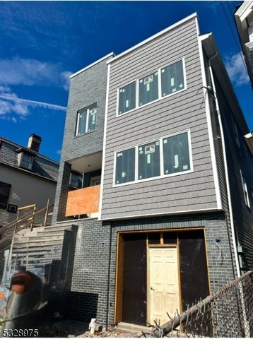 $3,500 | 83 3rd Avenue | Mount Pleasant-Lower Broadway