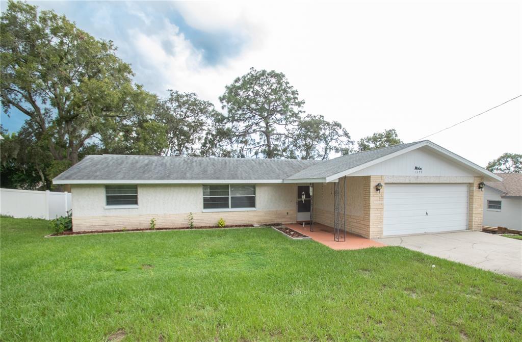 a view of a house with yard