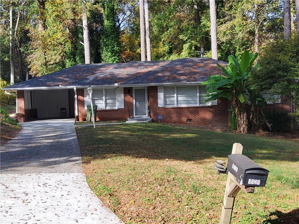 a view of a house with a yard