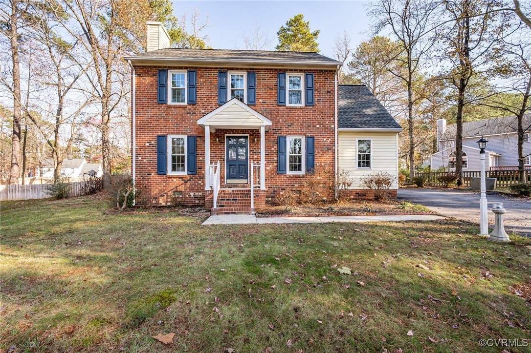 View of front of property featuring a front lawn